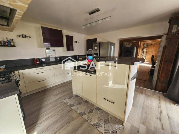 Maison familiale à fort potentiel - 250 m² et 1739 m² de terrain - dépendances, salle de réception, vue dégagée