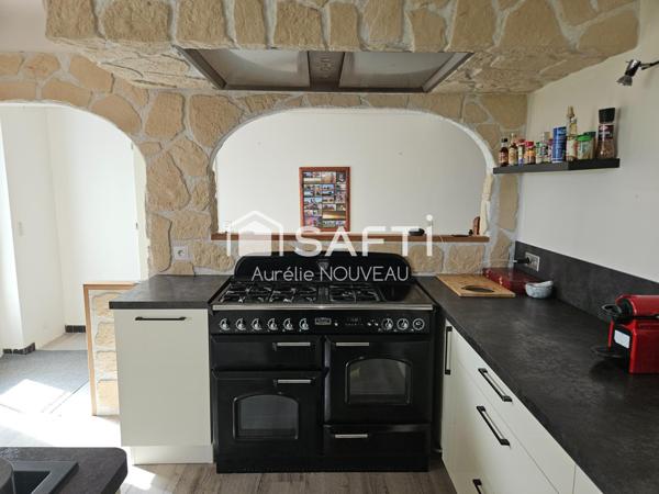 Maison familiale à fort potentiel - 250 m² et 1739 m² de terrain - dépendances, salle de réception, vue dégagée