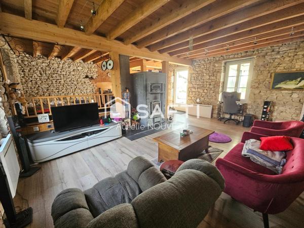 Maison familiale à fort potentiel - 250 m² et 1739 m² de terrain - dépendances, salle de réception, vue dégagée