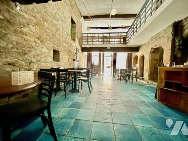 Hyper centre dans quartier historique (rue piétonne commerçante).Bâtiment du 16 éme avec façade...