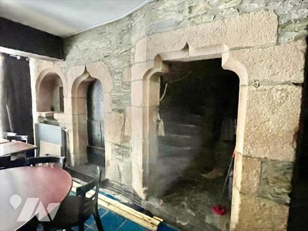 Hyper centre dans quartier historique (rue piétonne commerçante).Bâtiment du 16 éme avec façade...