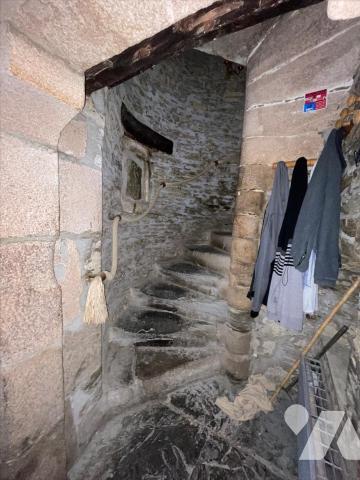 Hyper centre dans quartier historique (rue piétonne commerçante).Bâtiment du 16 éme avec façade...