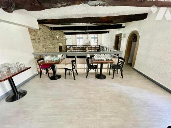 Hyper centre dans quartier historique (rue piétonne commerçante).Bâtiment du 16 éme avec façade...