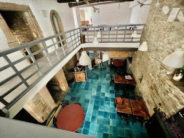 Hyper centre dans quartier historique (rue piétonne commerçante).Bâtiment du 16 éme avec façade...