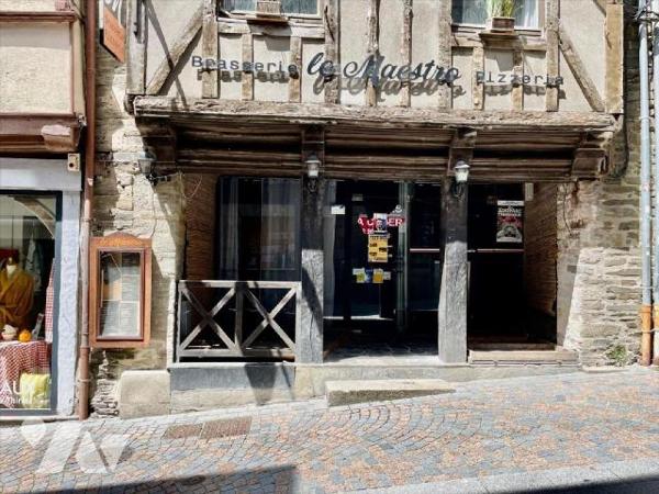 Hyper centre dans quartier historique (rue piétonne commerçante).Bâtiment du 16 éme avec façade...