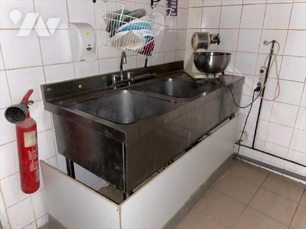 Hyper centre dans quartier historique (rue piétonne commerçante).Bâtiment du 16 éme avec façade...