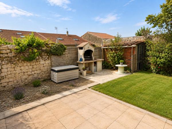 BELLE MAISON DE VILLAGE, 4 CHAMBRES, TERRASSE, JARDINET ET GRANGE