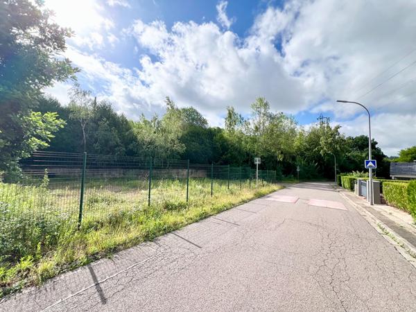 INVESTISSEMENT ENSEMBLE IMMOBILIER DE 1,14 HECTARE AVEC 52 ARES CONSTRUCTIBLES ET HALL D'ACTIVITÉS DE 500 M²