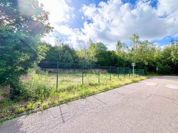 INVESTISSEMENT ENSEMBLE IMMOBILIER DE 1,14 HECTARE AVEC 52 ARES CONSTRUCTIBLES ET HALL D'ACTIVITÉS DE 500 M²