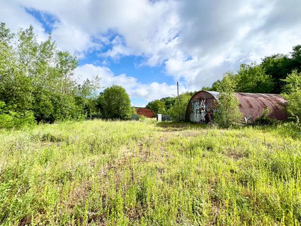 INVESTISSEMENT ENSEMBLE IMMOBILIER DE 1,14 HECTARE AVEC 52 ARES CONSTRUCTIBLES ET HALL D'ACTIVITÉS DE 500 M²