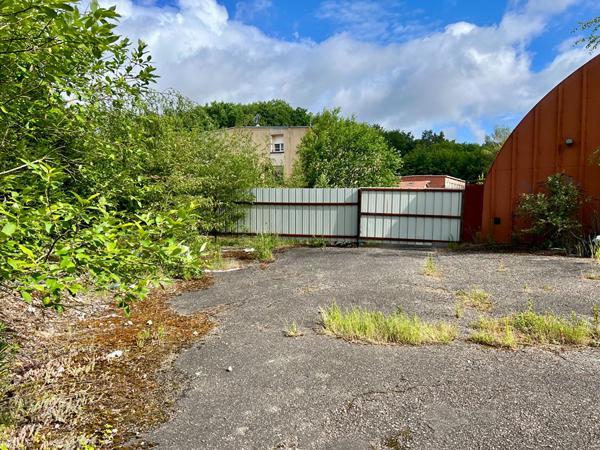 INVESTISSEMENT ENSEMBLE IMMOBILIER DE 1,14 HECTARE AVEC 52 ARES CONSTRUCTIBLES ET HALL D'ACTIVITÉS DE 500 M²