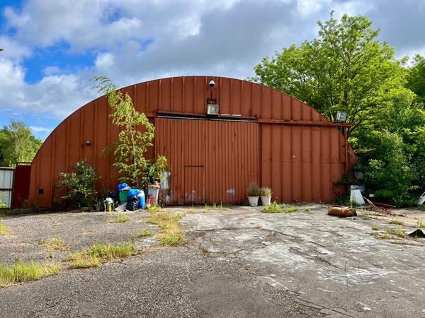 INVESTISSEMENT ENSEMBLE IMMOBILIER DE 1,14 HECTARE AVEC 52 ARES CONSTRUCTIBLES ET HALL D'ACTIVITÉS DE 500 M²