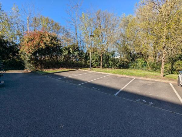 Place de parking dans résidence sécurisée