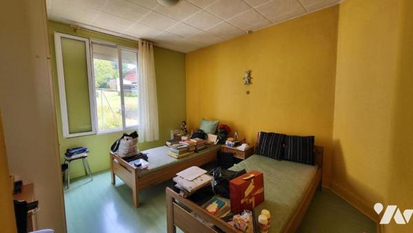 Maison 5 pièces en pierre (environ 832 m² habitables) sur 13a 82ca de terrain