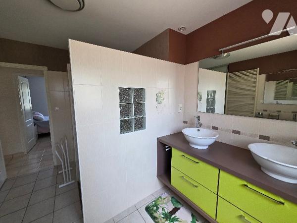 Propriété d'exception : 2 maisons, piscine et 5 000 m² de terrain