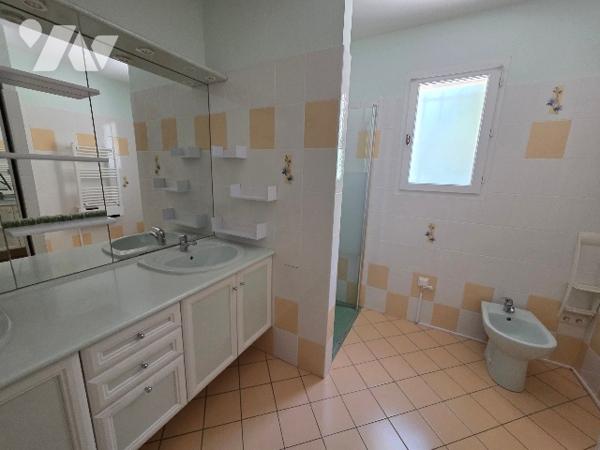Propriété d'exception : 2 maisons, piscine et 5 000 m² de terrain