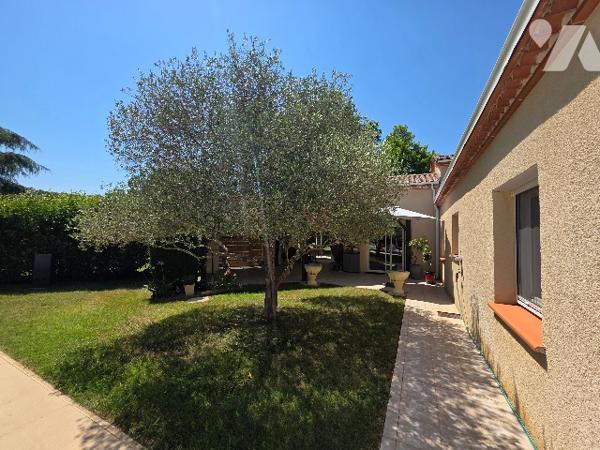 Propriété d'exception : 2 maisons, piscine et 5 000 m² de terrain