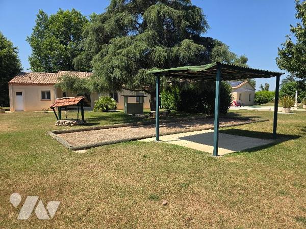Propriété d'exception : 2 maisons, piscine et 5 000 m² de terrain