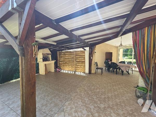 Propriété d'exception : 2 maisons, piscine et 5 000 m² de terrain