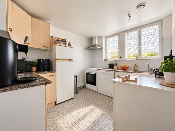 COMMEQUIERS- Immeuble à usage commercial et d'habitation ? 260 m²