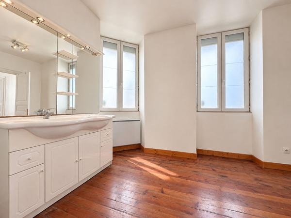 COMMEQUIERS- Immeuble à usage commercial et d'habitation ? 260 m²