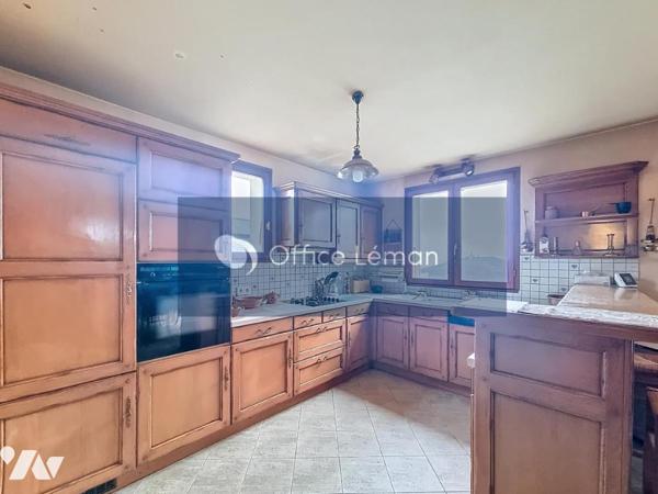 Maison individuelle de type 4 édifiée sur 1200 m² de terrain. 