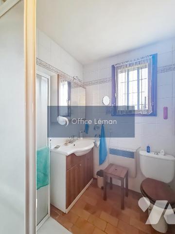 Maison individuelle de type 4 édifiée sur 1200 m² de terrain. 