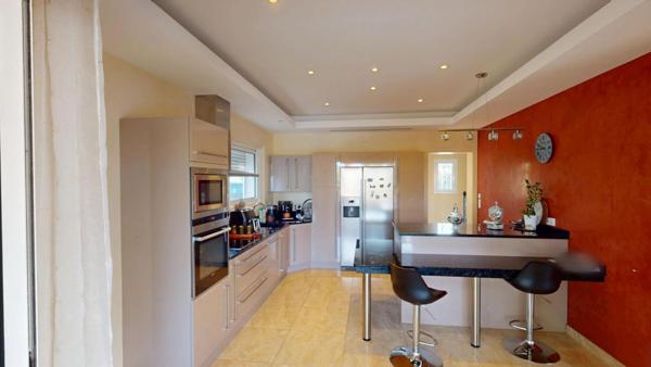 LE MUY Élégante villa contemporaine avec piscine - Côte d'Azur