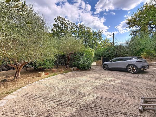 Maison à vendre à Peymeinade - 5 pièces, 4 chambres, grand jardin, 112 m² habitable, 163 m² au sol, 1325 m² de terrain