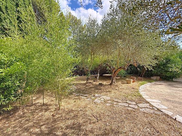 Maison à vendre à Peymeinade - 5 pièces, 4 chambres, grand jardin, 112 m² habitable, 163 m² au sol, 1325 m² de terrain