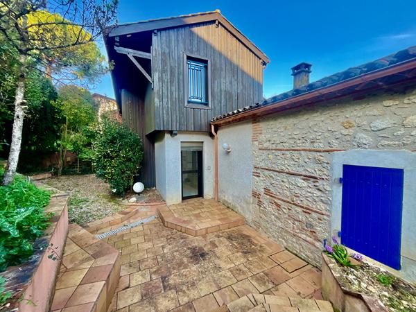 Secteur AGEN, située sur les hauteurs, venez découvrir cette jolie maison d'architecte avec vie de plain-pied offrant une surface habitable de 139,93 m² sur un terrain arboré de 1 506 m². Son emplacement est idéal, à seulement quelques minutes des commerc , Agen