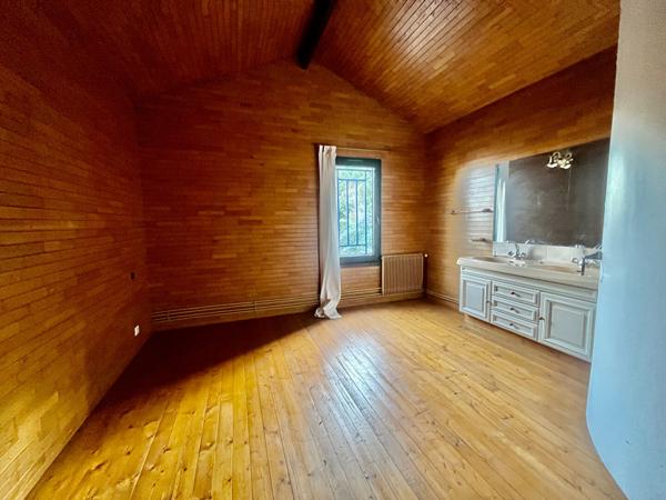 Secteur AGEN, située sur les hauteurs, venez découvrir cette jolie maison d'architecte avec vie de plain-pied offrant une surface habitable de 139,93 m² sur un terrain arboré de 1 506 m². Son emplacement est idéal, à seulement quelques minutes des commerc , Agen
