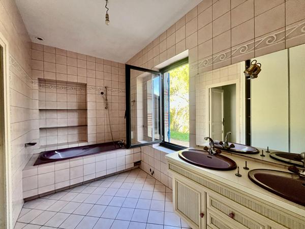 Secteur AGEN, située sur les hauteurs, venez découvrir cette jolie maison d'architecte avec vie de plain-pied offrant une surface habitable de 139,93 m² sur un terrain arboré de 1 506 m². Son emplacement est idéal, à seulement quelques minutes des commerc , Agen