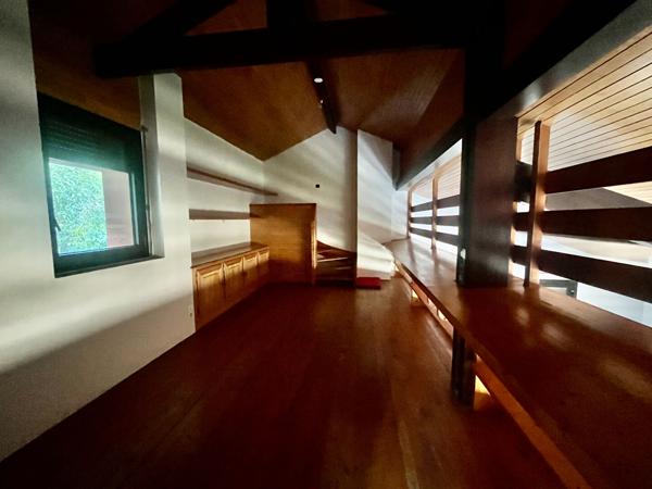 Secteur AGEN, située sur les hauteurs, venez découvrir cette jolie maison d'architecte avec vie de plain-pied offrant une surface habitable de 139,93 m² sur un terrain arboré de 1 506 m². Son emplacement est idéal, à seulement quelques minutes des commerc , Agen