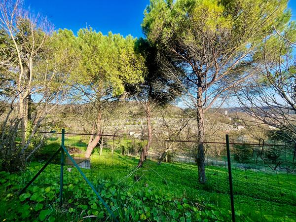 Secteur AGEN, située sur les hauteurs, venez découvrir cette jolie maison d'architecte avec vie de plain-pied offrant une surface habitable de 139,93 m² sur un terrain arboré de 1 506 m². Son emplacement est idéal, à seulement quelques minutes des commerc , Agen