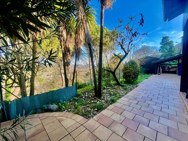 Secteur AGEN, située sur les hauteurs, venez découvrir cette jolie maison d'architecte avec vie de plain-pied offrant une surface habitable de 139,93 m² sur un terrain arboré de 1 506 m². Son emplacement est idéal, à seulement quelques minutes des commerc , Agen