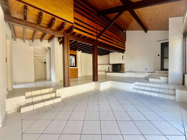 Secteur AGEN, située sur les hauteurs, venez découvrir cette jolie maison d'architecte avec vie de plain-pied offrant une surface habitable de 139,93 m² sur un terrain arboré de 1 506 m². Son emplacement est idéal, à seulement quelques minutes des commerc , Agen