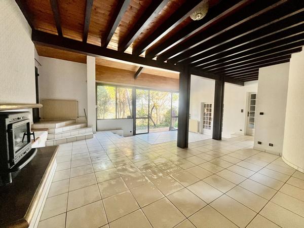 Secteur AGEN, située sur les hauteurs, venez découvrir cette jolie maison d'architecte avec vie de plain-pied offrant une surface habitable de 139,93 m² sur un terrain arboré de 1 506 m². Son emplacement est idéal, à seulement quelques minutes des commerc , Agen