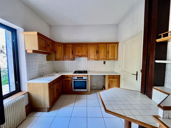 Secteur AGEN, située sur les hauteurs, venez découvrir cette jolie maison d'architecte avec vie de plain-pied offrant une surface habitable de 139,93 m² sur un terrain arboré de 1 506 m². Son emplacement est idéal, à seulement quelques minutes des commerc , Agen
