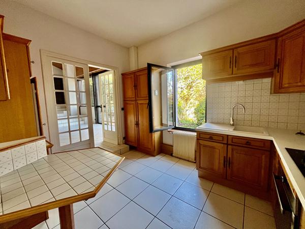Secteur AGEN, située sur les hauteurs, venez découvrir cette jolie maison d'architecte avec vie de plain-pied offrant une surface habitable de 139,93 m² sur un terrain arboré de 1 506 m². Son emplacement est idéal, à seulement quelques minutes des commerc , Agen