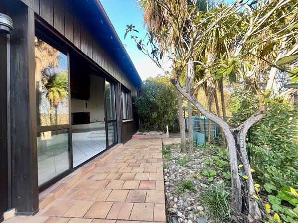 Secteur AGEN, située sur les hauteurs, venez découvrir cette jolie maison d'architecte avec vie de plain-pied offrant une surface habitable de 139,93 m² sur un terrain arboré de 1 506 m². Son emplacement est idéal, à seulement quelques minutes des commerc , Agen