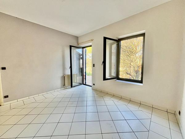 Secteur AGEN, située sur les hauteurs, venez découvrir cette jolie maison d'architecte avec vie de plain-pied offrant une surface habitable de 139,93 m² sur un terrain arboré de 1 506 m². Son emplacement est idéal, à seulement quelques minutes des commerc , Agen