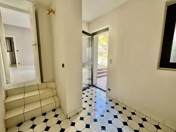 Secteur AGEN, située sur les hauteurs, venez découvrir cette jolie maison d'architecte avec vie de plain-pied offrant une surface habitable de 139,93 m² sur un terrain arboré de 1 506 m². Son emplacement est idéal, à seulement quelques minutes des commerc , Agen