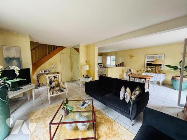 NOUVEAUTE - Etude Trente-Cinq Notaires - PACE - Le Pont

Venez découvrir cette maison d'habit...