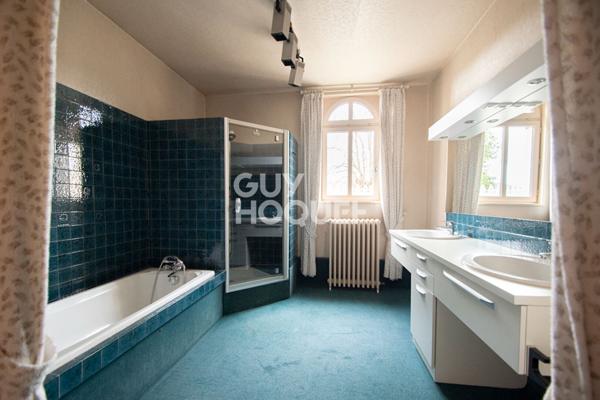 Élégante Maison Bourgeoise à Malaunay, Vue sur la Rivière