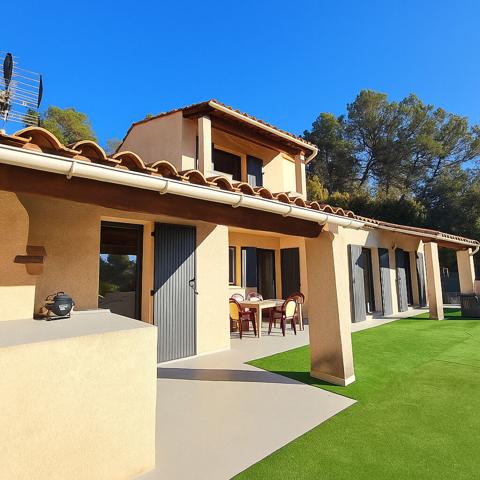 Maison spacieuse avec 5 chambres garage et piscine à Nans les Pins dans un quartier privilégié