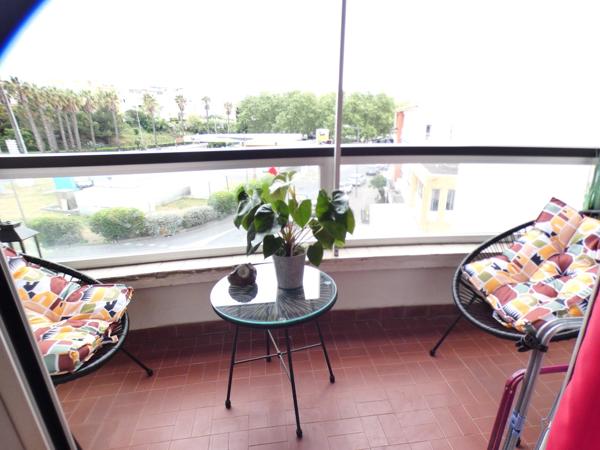 Centre port. Studio avec balcon