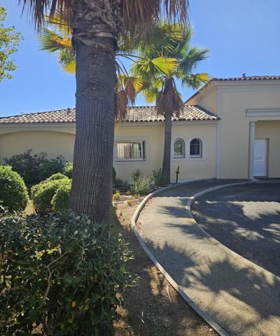 Maison mitoyenne dans petite résidence sécurisée