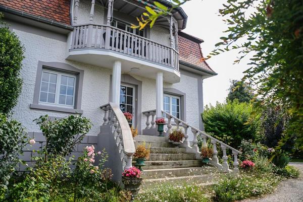 Rixheim, Exclusivité, magnifique maison de maître de 245 m2, entièrement rénovée, sur un parc de 1600 m2