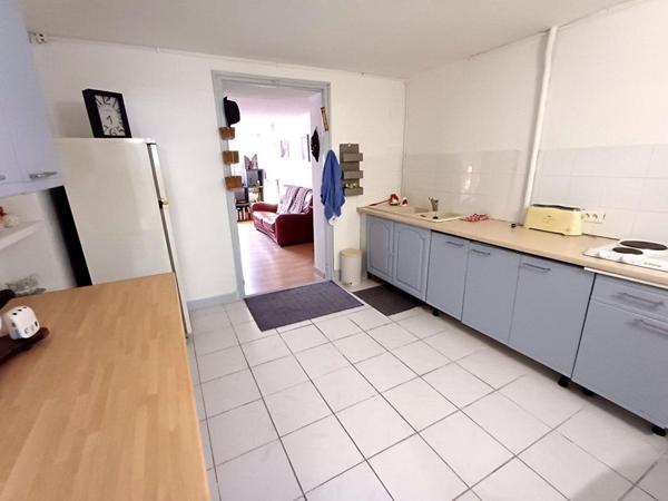 Quartier des fleurs, maison de ville typée fin années 40 avec studio, garage et jardin